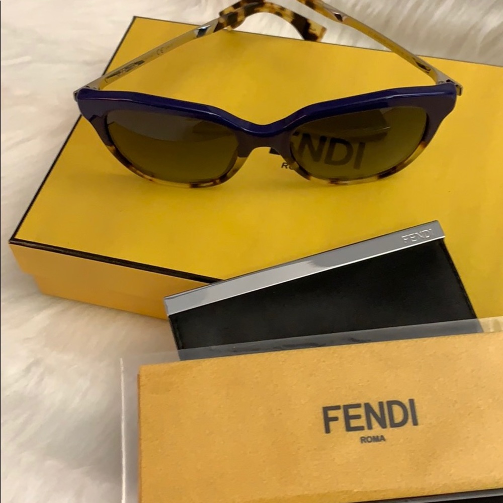 FENDI SHADES - Picture 7 of 8